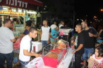 بالصور: تقديم الطعام والشراب للمارة في شارع "ييفت" عن روح الشاب محمود مسلم 